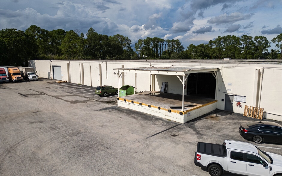 More Photos Of 5107 W University Blvd, Jacksonville Warehouse For Lease
