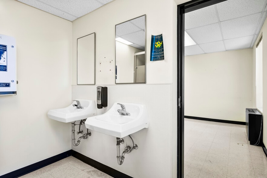 More Photos Of 30-32 N Russell Rd, Albany Office For Sale