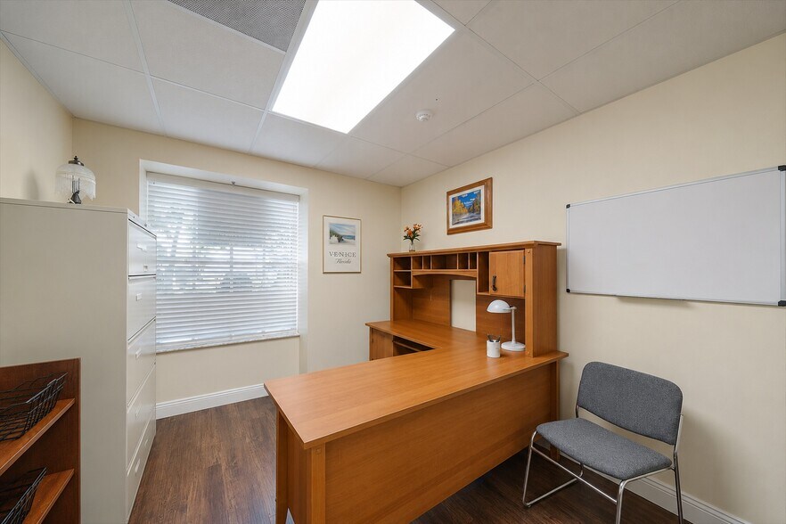 More Photos Of 1521-1525 Tamiami Trl S, Venice Office For Sale