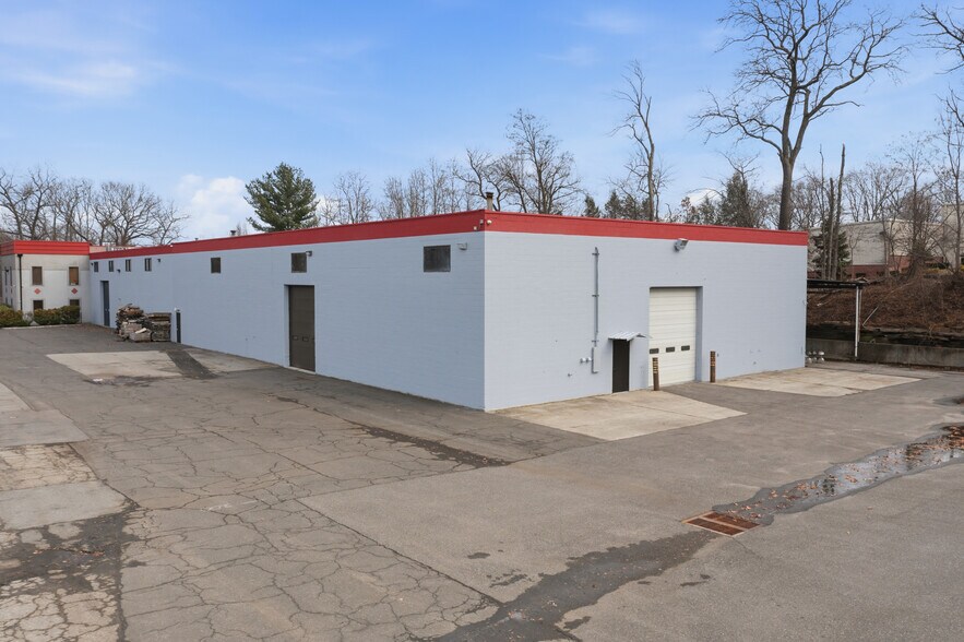 More Photos Of 173 Amboy Rd, Morganville Warehouse For Lease