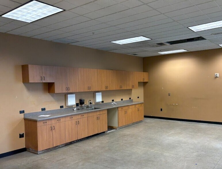 More Photos Of 15913 E Euclid Ave, Spokane Flex For Lease