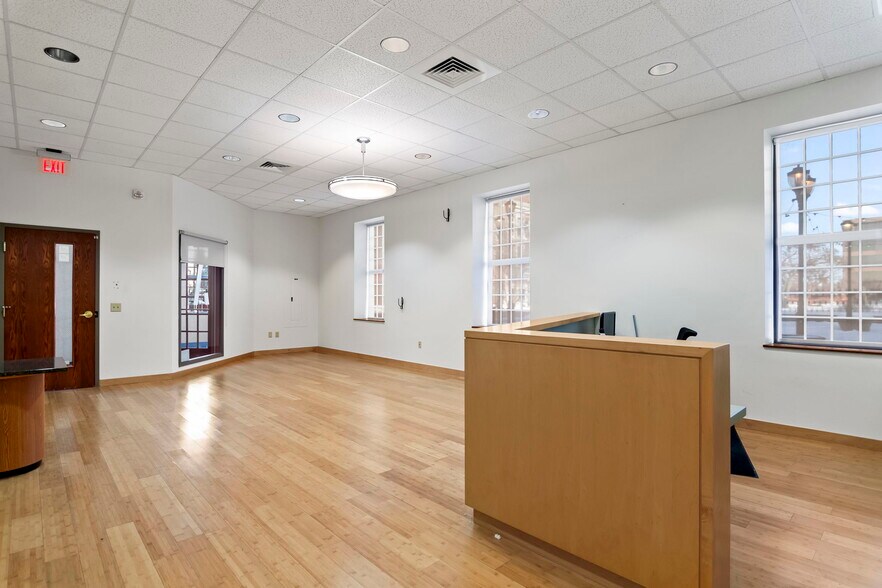 More Photos Of 15 SW Old State Capitol Plz, Springfield Office For Lease