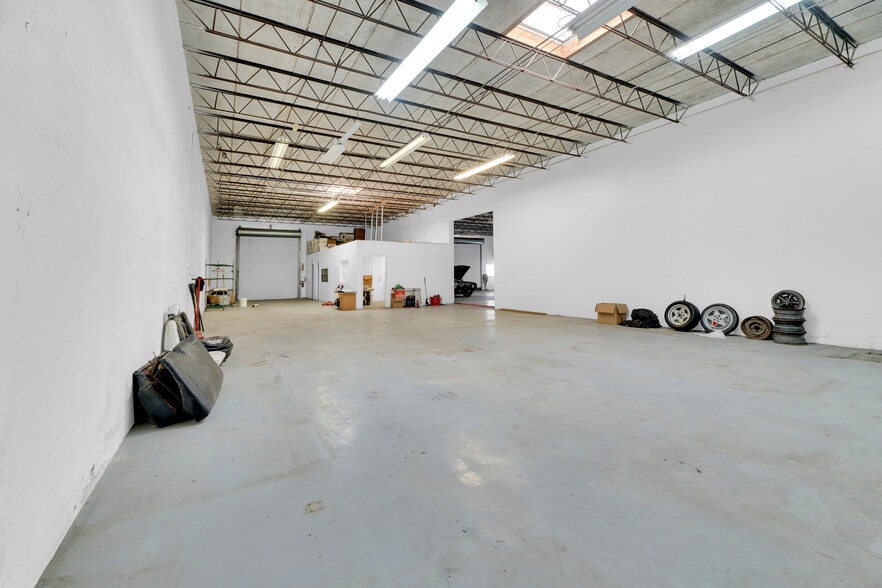 More Photos Of 224 NE 32nd Ct, Oakland Park Warehouse For Lease