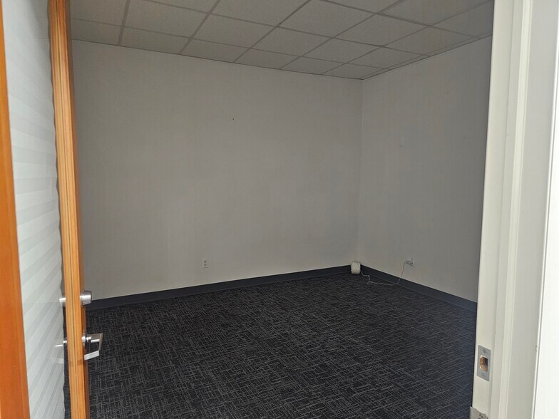 More Photos Of 171 S Wellwood Ave, Lindenhurst Storefront For Lease