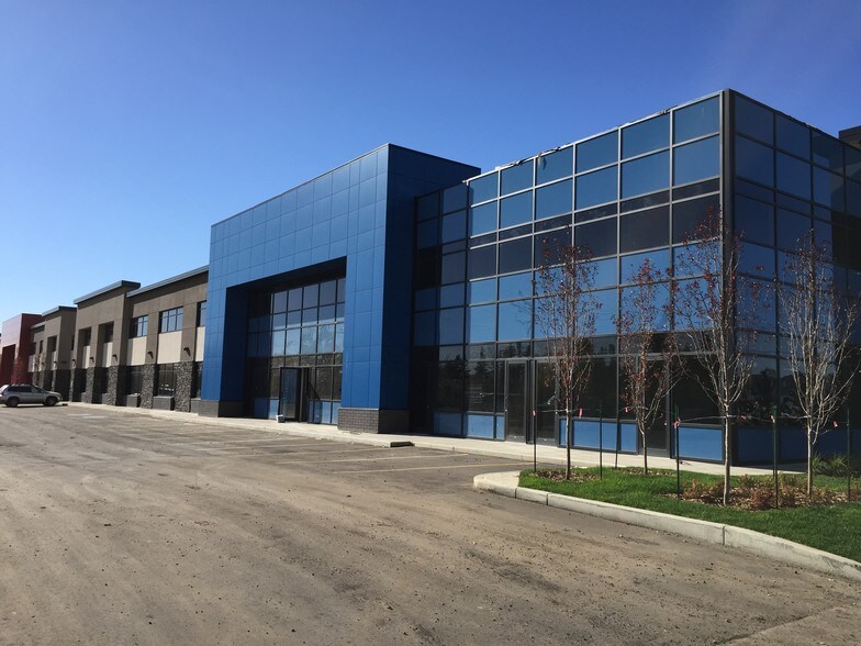 More Photos Of 11320-11326 119 St NW, Edmonton Showroom For Lease