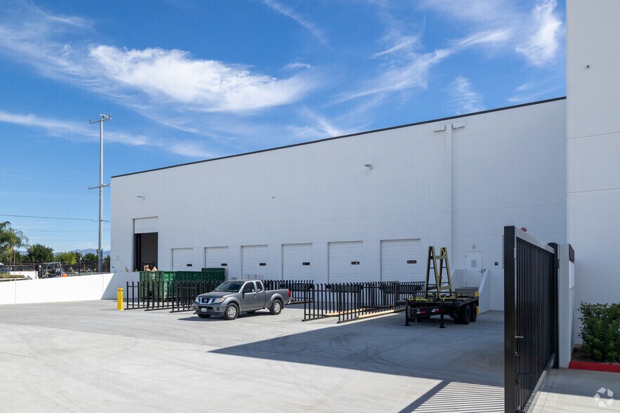 More Photos Of 16161 Raymer St, Van Nuys Industrial For Lease