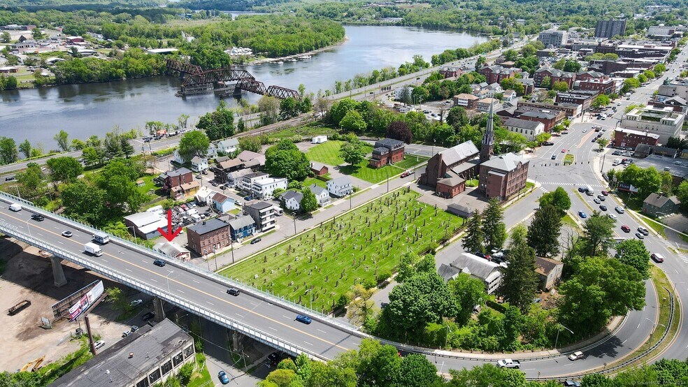 More Photos Of 50 Saint Johns St, Middletown Freestanding For Sale