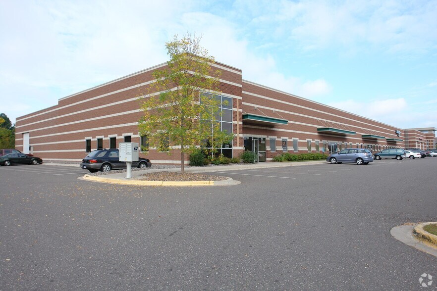 More Photos Of 8451-8479 Xerxes Ave N, Brooklyn Park Showroom For Lease