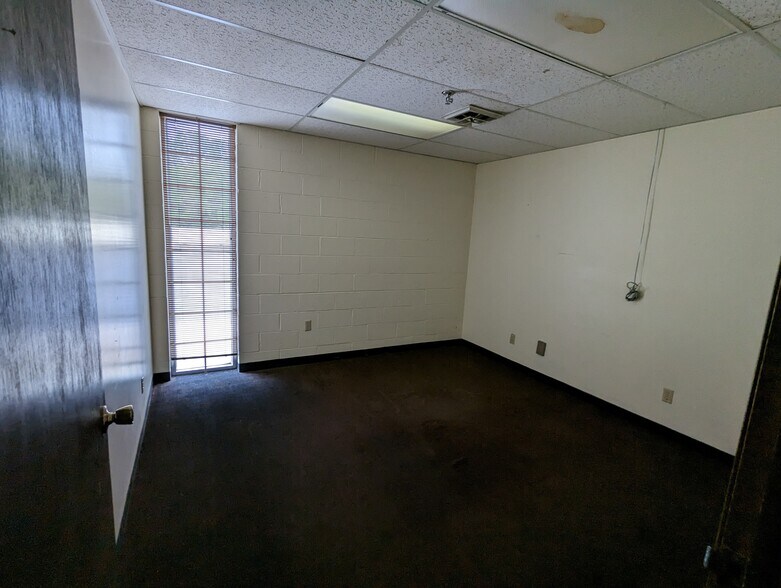 More Photos Of 601 N West St, Wichita Storefront For Lease