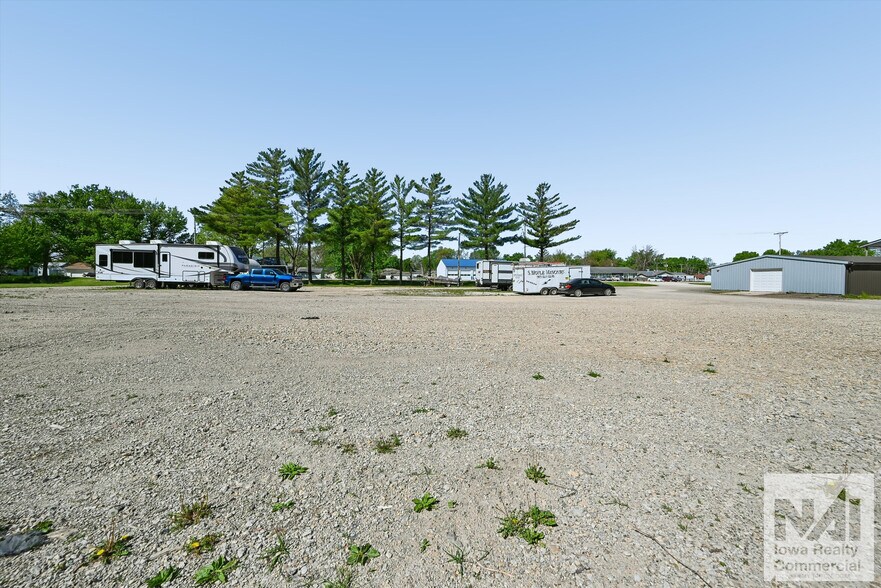 More Photos Of 520 Franklin St, Center Point Industrial For Sale