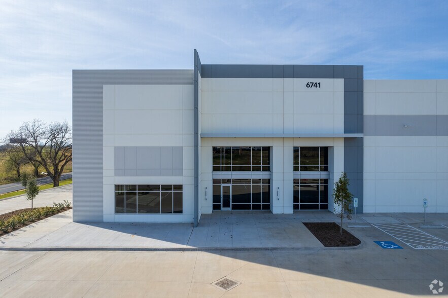More Photos Of 6741 Midway Rd, Haltom City Distribution For Lease