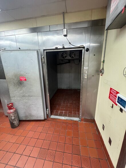 More Photos Of 5900 Roeland Dr, Mission Fast Food For Lease