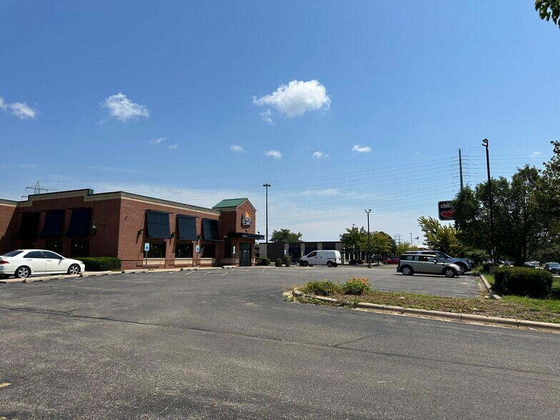 More Photos Of 900 Riverside Dr, East Peoria Restaurant For Sale