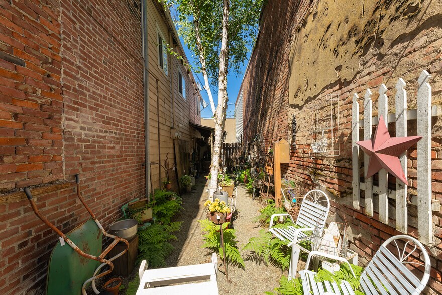 More Photos Of 110 Locust St, Oakland Storefront For Sale