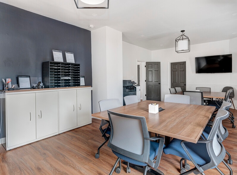 More Photos Of 6543 Ferguson St, Indianapolis Office Residential For Lease