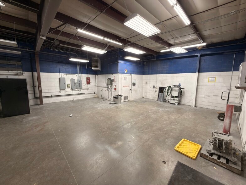 More Photos Of 11607 E Colfax Ave, Aurora Auto Repair For Lease