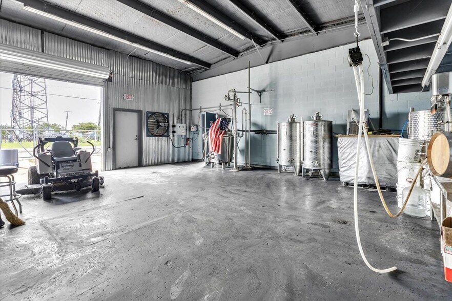 More Photos Of 202 S Gulf Blvd, Freeport Warehouse For Sale