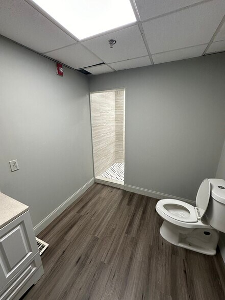 More Photos Of 1631 Willingham Dr, East Point Warehouse For Lease