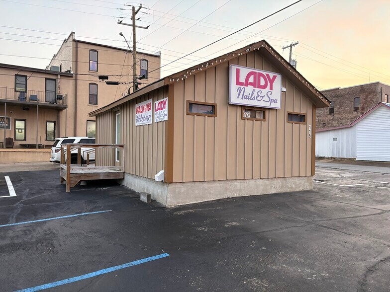 More Photos Of 130 W Bankhead St, New Albany Flex For Sale