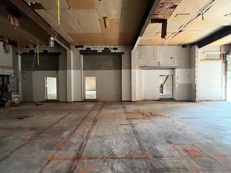 More Photos Of 942 S 2nd St, Louisville Light Distribution For Sale