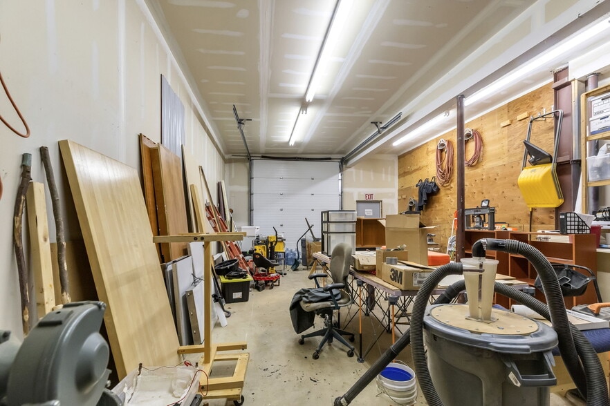 More Photos Of 31 Campus Plaza Rd, Hadley Showroom For Lease