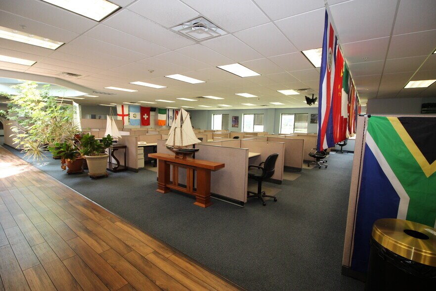 More Photos Of 455 Maryland Dr, Fort Washington Light Manufacturing For Sale
