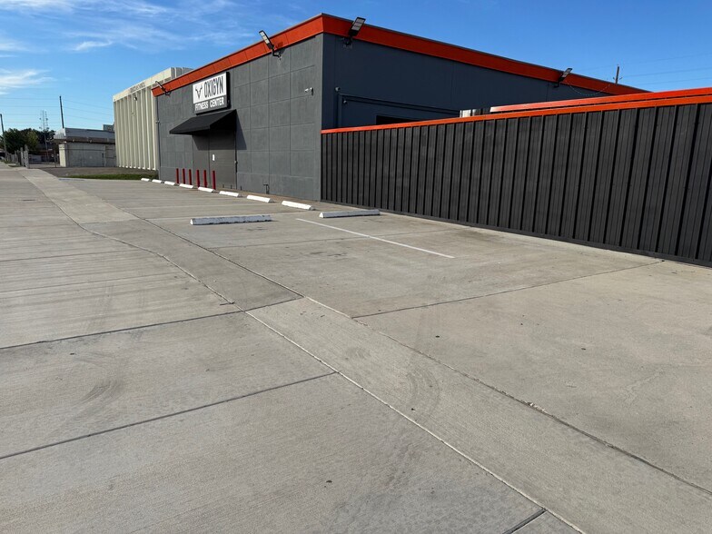 More Photos Of 5900 Schumacher Ln, Houston Auto Repair For Lease