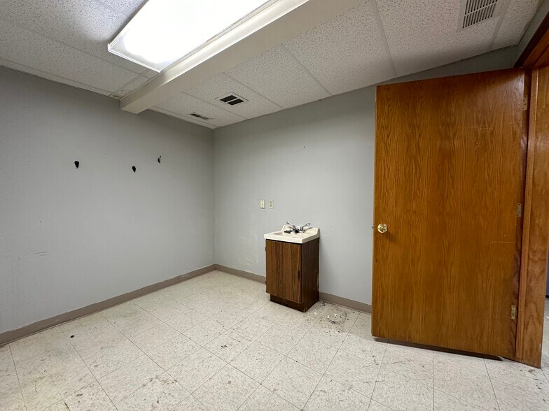 More Photos Of 1935 Q St, Lincoln Freestanding For Sale