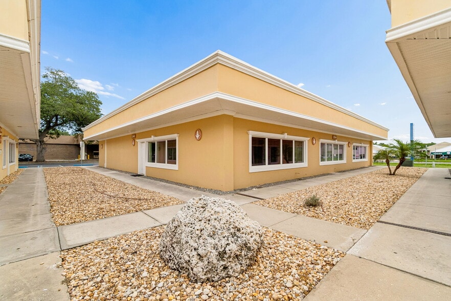 More Photos Of 13940 N Dale Mabry, Tampa Office For Sale