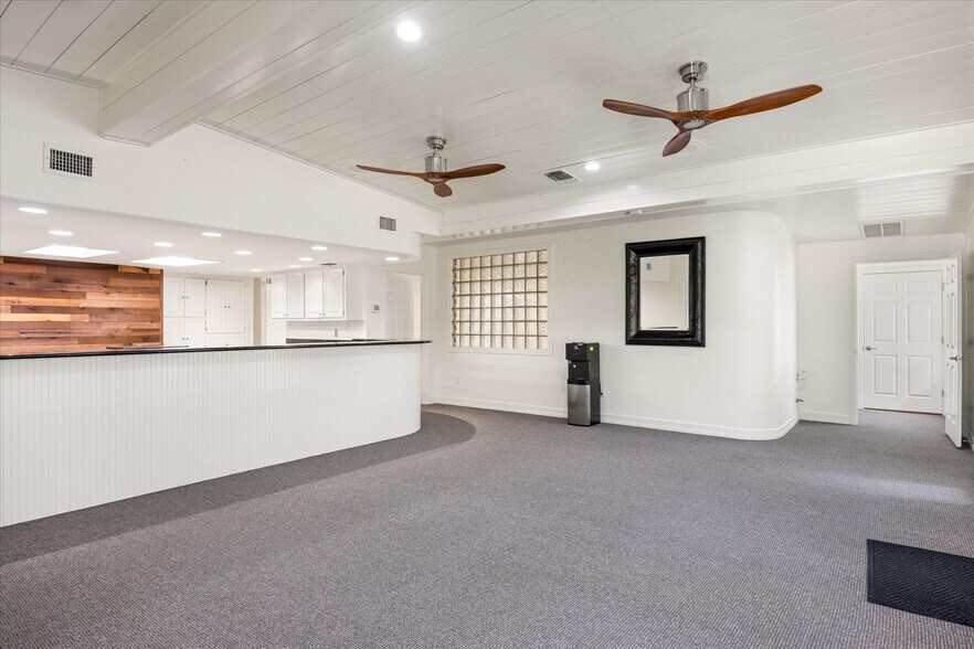 More Photos Of 310 W Bluff St, Granbury Office For Sale