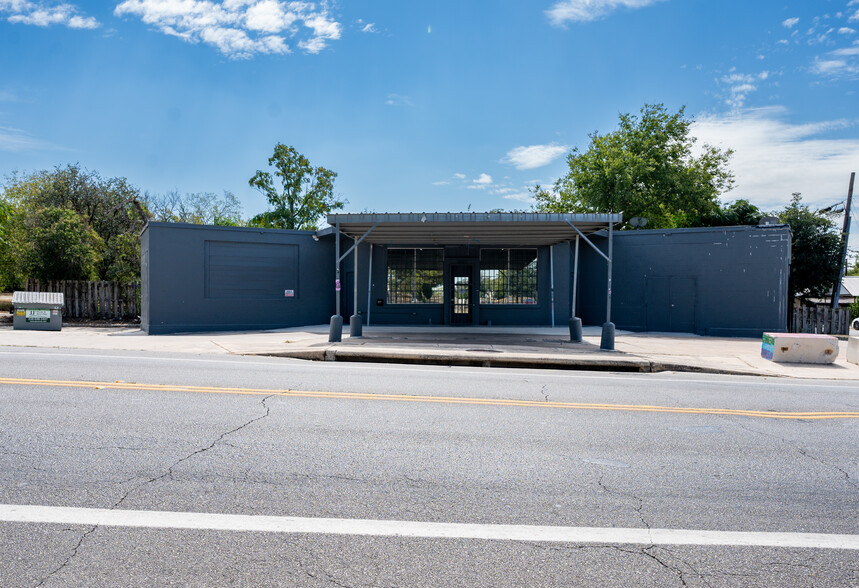 Primary Photo Of 1802 E Commerce St, San Antonio Auto Repair For Lease