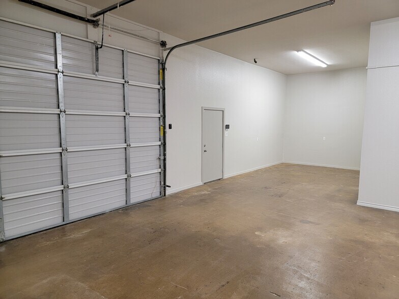 More Photos Of 1604 S Moody St, White Oak Warehouse For Lease