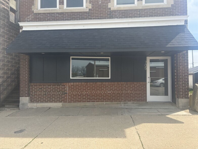 Primary Photo Of 705 Main St, Ridgeway Freestanding For Lease