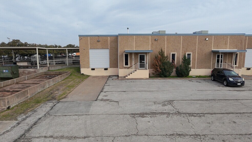More Photos Of 320-322 International Pky, Arlington Warehouse For Lease