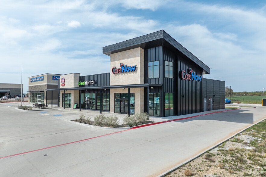 More Photos Of 2733 Fort Worth Hwy, Hudson Oaks General Retail For Lease