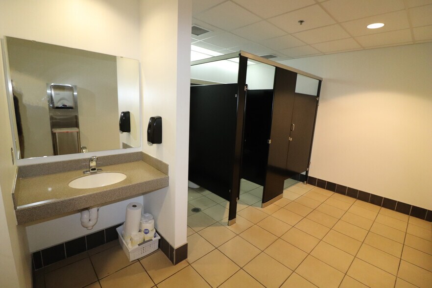 More Photos Of 100 Country Club Dr, Hendersonville Medical For Lease