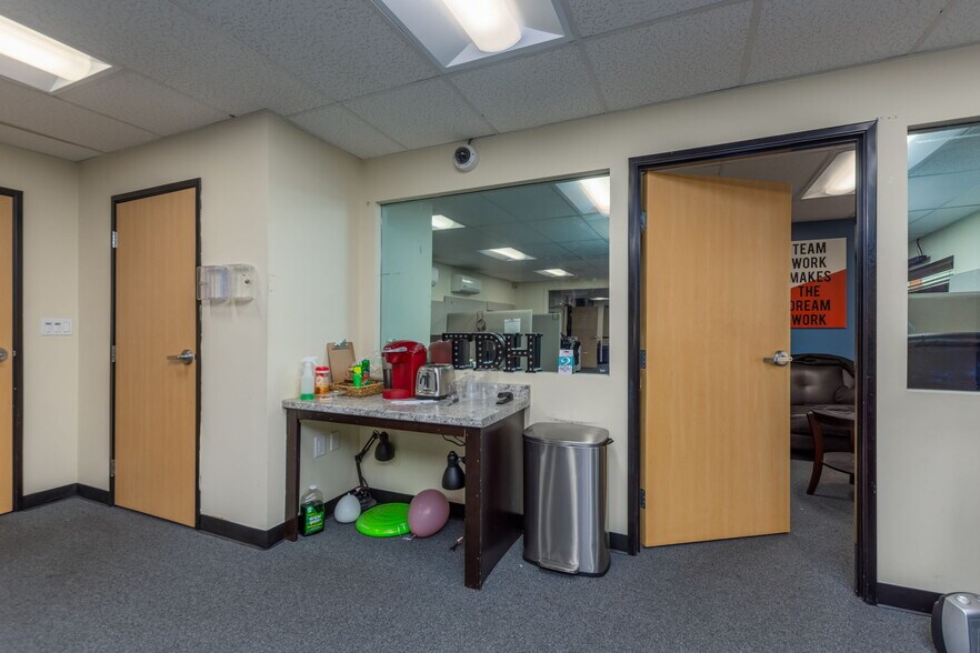 More Photos Of 7131-7133 Darby Ave, Reseda Office For Sale