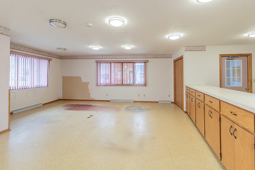 More Photos Of 104 S Main St, Marion Office For Sale