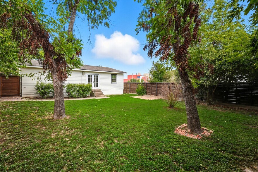 More Photos Of 3613 Washburn Ave, Fort Worth Loft Creative Space For Sale