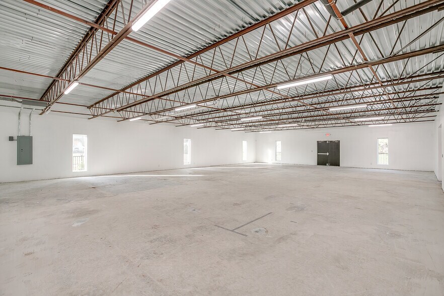 More Photos Of 3641 Alice St, Fort Worth Warehouse For Lease