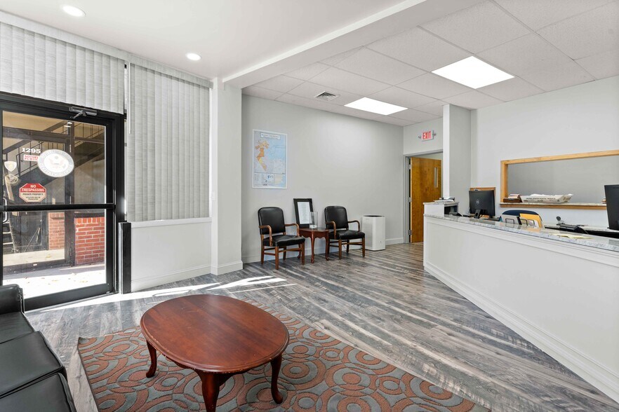 More Photos Of 1295 River St, Hyde Park Flex For Sale