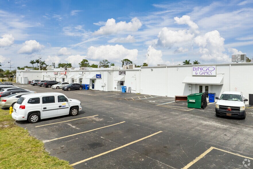 More Photos Of 15501 Old McGregor Blvd, Fort Myers General Retail For Lease