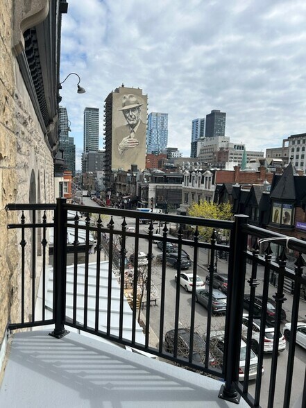 More Photos Of 2125 Rue Crescent, Montréal Storefront Retail Office For Lease