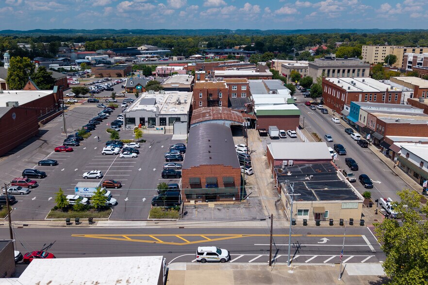 More Photos Of 108 W Smith St, Gallatin Showroom For Lease