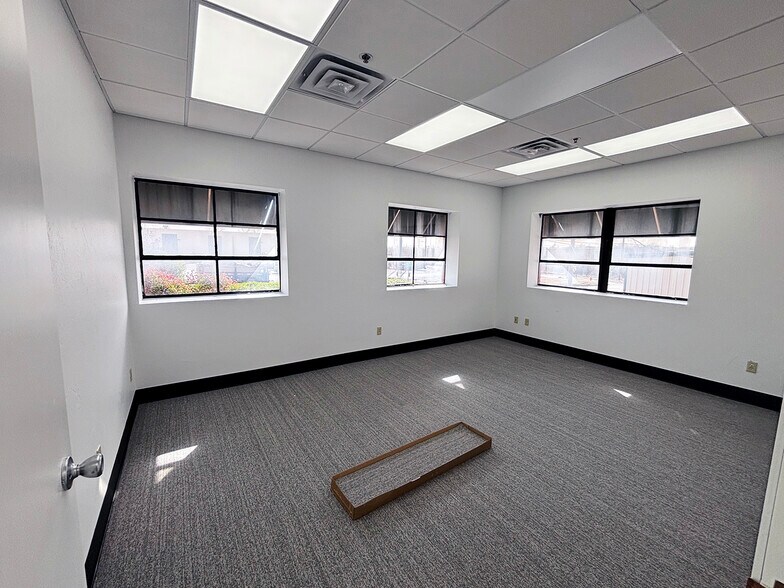 More Photos Of 115 NW 44th St, Oklahoma City Manufacturing For Sale