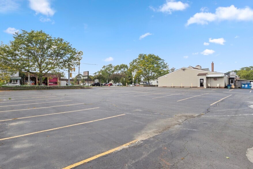 More Photos Of 376 Bullocks Point Ave, Riverside Restaurant For Sale