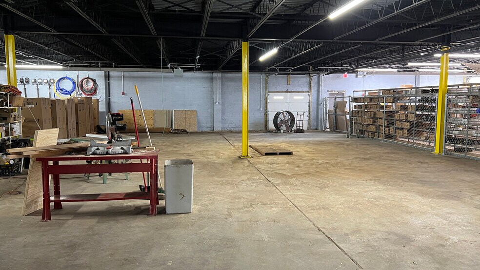 More Photos Of 224 N Stewart Ave, Springfield Warehouse For Lease