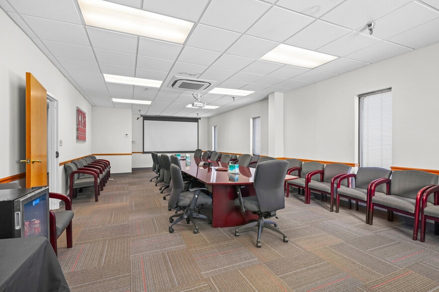 More Photos Of 43880 Commerce Ave, Hollywood Warehouse For Sale