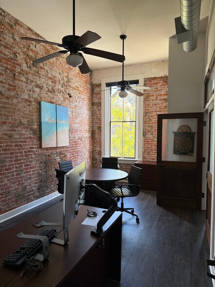 More Photos Of 472-476 E Main St, Ventura Storefront Retail Office For Lease