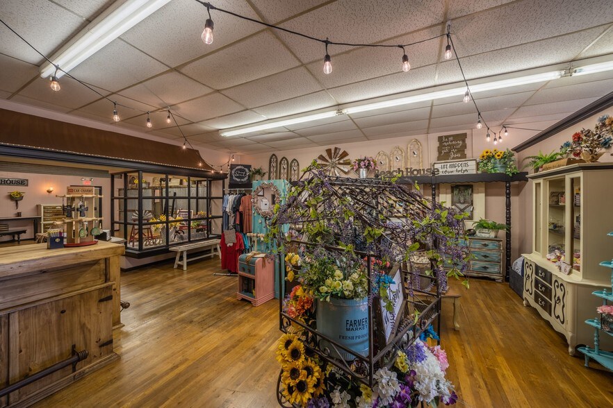 More Photos Of 75 N Waco St, Hillsboro General Retail For Lease